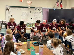 Picture of Round Rock high school reading to Fern Bluff third graders